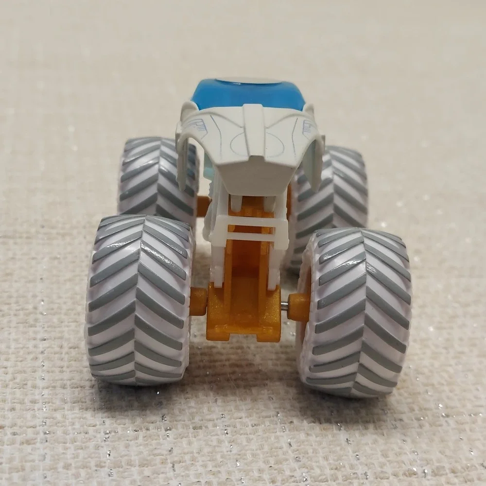 Monster Jam Alien Invasion 1:64 Monster Truck GEARS And‎ Galaxies White Walmart